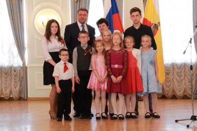 Николай Любимов наградил многодетных родителей в честь Международного дня семьи