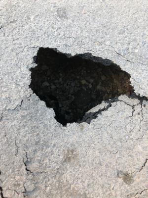 В Рязани на улице Крупской пожилой мужчина провалился в четырёхметровую яму