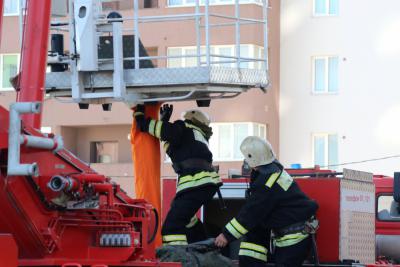 Рязанские пожарные отработали действия по тушению пожара в жилой высотке