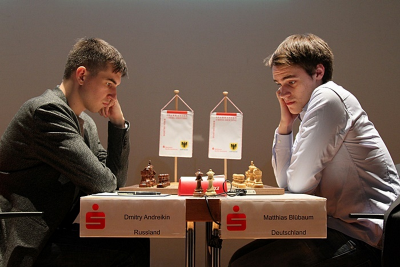 Дмитрий Андрейкин на шахматном супертурнире в Германии сыграл вничью с лидером
