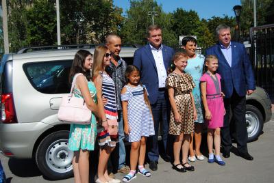 Николай Любимов передал машину многодетной семье из Сапожка
