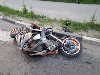 Появились фото с места столкновения мотоцикла и иномарки в Рязани