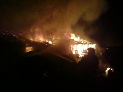 От огня в Рязанской области пострадали терраса, комната, вагончик и особенно сарай
