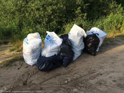 Рязанцы убрали мусор с берега Оки в районе Лесопарка
