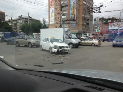 На перекрёстке улиц Есенина и Грибоедова произошло ДТП с участием такси