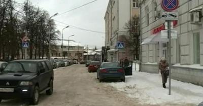 Рязанцы игнорируют запрет парковки за памятником Ленину