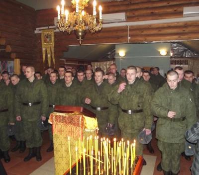 Рязанские солдаты помолились и угостились