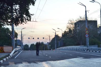 Открыто рабочее движение через мост на улице Есенина