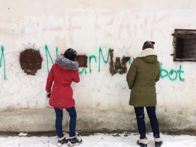 Юные рязанцы вместе с полицейскими убрали «наркотические» надписи со стен домов
