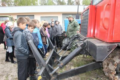 Рязанским школьникам продемонстрировали лесопожарную технику