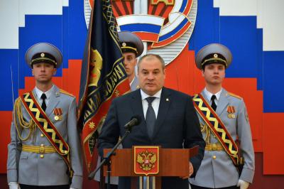 Игорь Греков вручил рязанским стражам порядка сертификат на 15 новых автомобилей