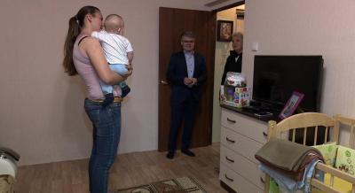 Олег Булеков навестил детей-сирот, получивших муниципальное жильё в 2016 году