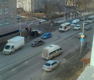 На тротуар на улице Циолковского вылетел автомобиль