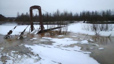 В Клепиковском районе река Пра затопила подвесной мост