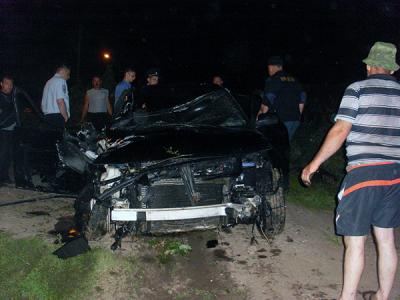 Близ Захарово водитель без прав опрокинул иномарку в реку, погиб пассажир