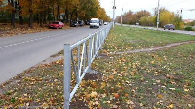 В Рязани обновляют металлические ограждения вдоль тротуаров