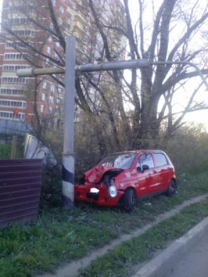 На Михайловском шоссе автоледи на Daewoo Matiz врезалась в опору ЛЭП