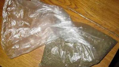 Жителя Спасска поймали на улице с большим пакетом марихуаны
