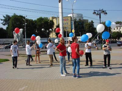 Рязанские молодогвардейцы устроили флешмоб с гигантским флагом России
