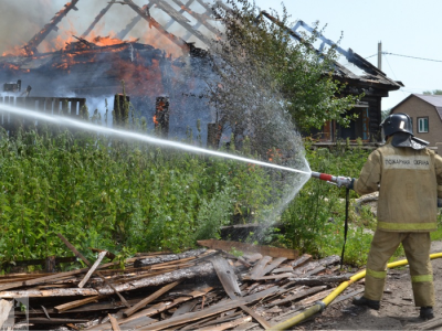 Три пожарных расчёта тушили деревянный дом в Сасово