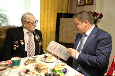 Николай Любимов поздравил ветерана ВОВ Александра Рузина со столетним юбилеем