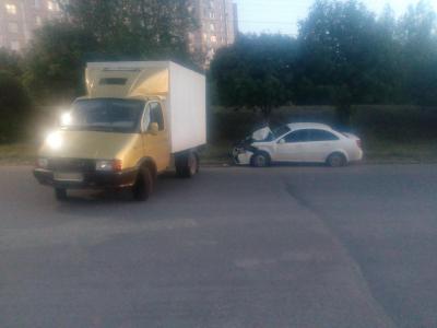 На улице Новосёлов Daewoo Gentra въехала в «Газель», пострадали мужчина и ребёнок