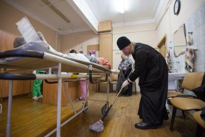 Рязанский митрополит помог с уборкой палат в БСМП