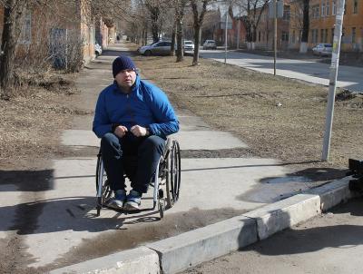 Рязанские активисты ОНФ добились создания доступной среды для инвалида-колясочника