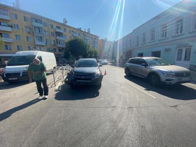 В Рязани «Лада Веста» не уступила дорогу иномарке, пострадали два человека