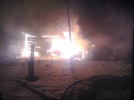 В посёлке Тума сгорела усадьба и автомобиль