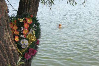 Продолжаются поиски тела утонувшей в Рязанском районе двухлетней девочки