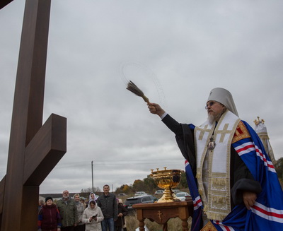 В Захаровском районе митрополит Марк освятил поклонный крест