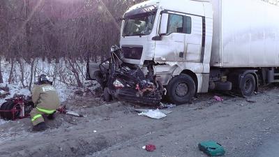 Три человека погибло при столкновении Nissan Tiida с грузовиком в Шацком районе