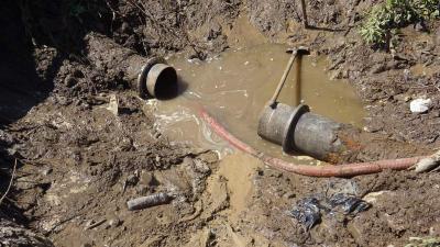 Шесть домов в Полянах на сутки лишились воды из-за трещины в трубопроводе