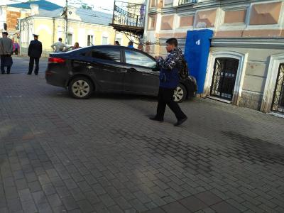 В центре Рязани из-за столкновения с маршруткой легковое авто вылетело на тротуар