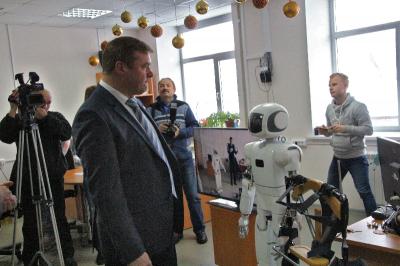 В бизнес-инкубаторе РГРТУ Николай Любимов познакомился с роботом-андроидом