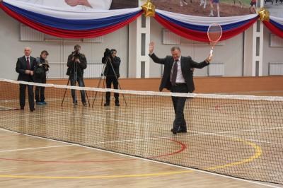 Олег Ковалёв произвёл первый удар ракеткой по мячу в новом спортивном зале в Скопине