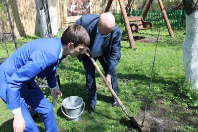 Активисты ОНФ высадили яблони в саду музея-усадьбы академика Ивана Павлова