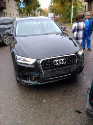 При столкновении трёх автомашин на улице Гоголя получила травмы школьница