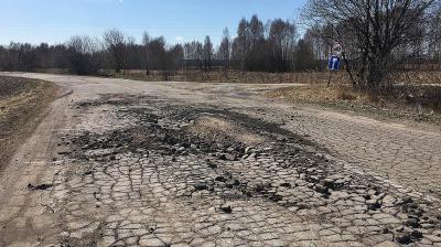 Столичный корреспондент попытался починить дорогу в Касимовском районе