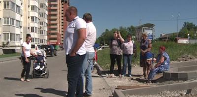 Жители Дядьково не дали разрушить пешеходную зону