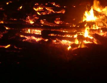 В Захаровском районе обгорел дом и сгорел сарай