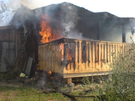 В Ермишинском районе сгорел деревянный дом, а в Кадоме — павильон