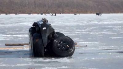 Два автомобиля провалились под лёд в Рыбновском районе
