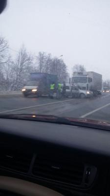 На Куйбышевском шоссе в Рязани столкнулись легковушка и грузовик