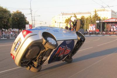 Шоу экстремального вождения завершило чемпионат МВД по автомобильному многоборью в Рязани