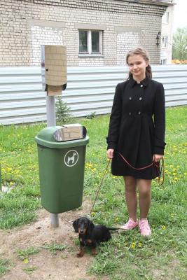 Компания «Зелёный сад» установила на Солотчинском шоссе эко-урну для уборки за собаками