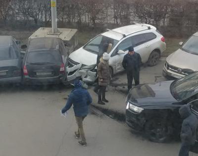 На улице Есенина автомобиль Audi протаранил несколько машин