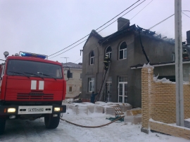 Четыре пожарных расчёта тушили двухэтажный дом в Дядьково