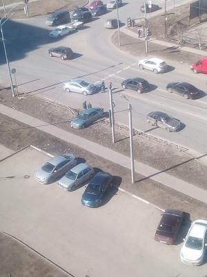 В Дашково-Песочне автомобиль в результате ДТП пробил ограждение